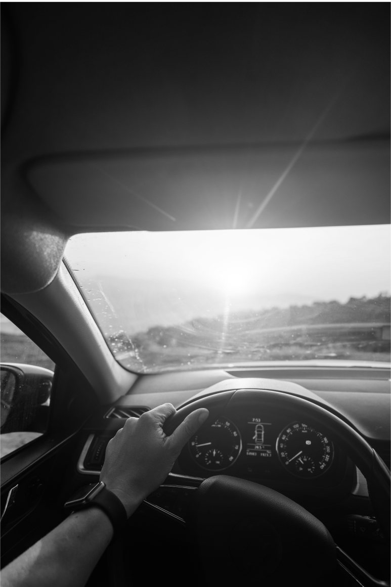 Hombre con mano en el volante